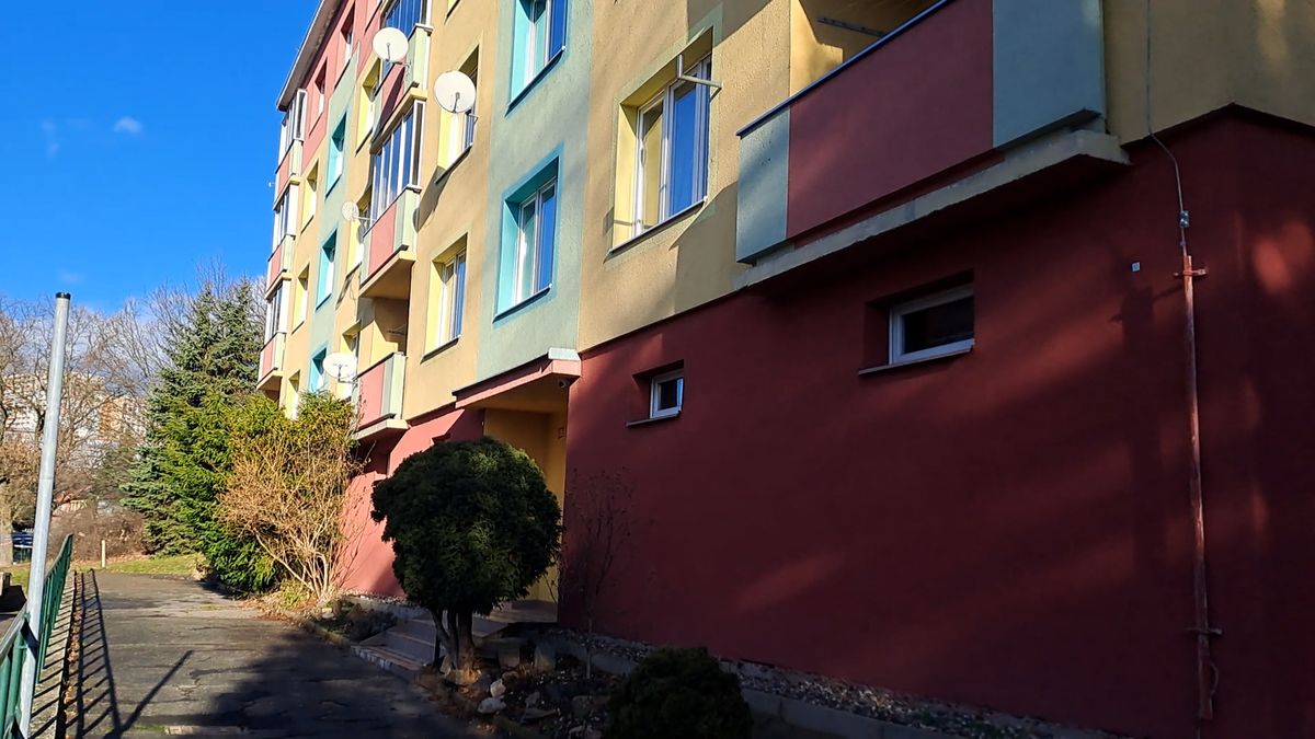 Polovina nestabilního paneláku v Chomutově už není nebezpečná, lidé se mohou vrátit domů